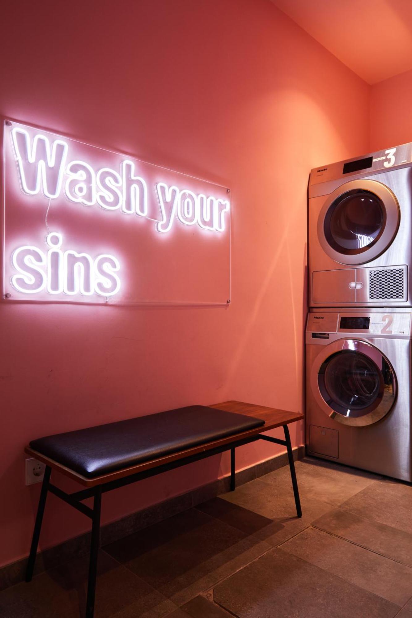 Latroupe Prado Hostel Madrid Dış mekan fotoğraf